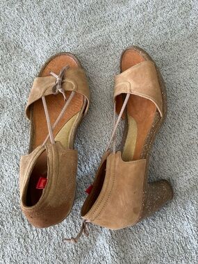 Camper buckskin leather rubber peep toe 2.5" heel with elastic arch straps 9.5